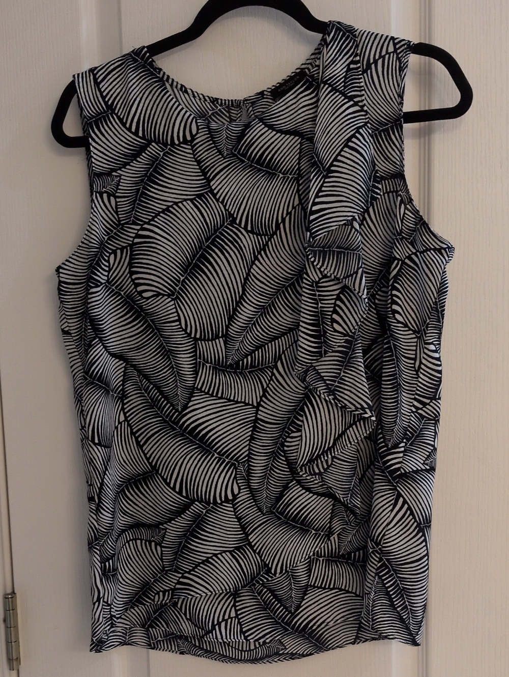 Ann Taylor Factory - Sleeveless Black & White Palm Patterned Top (Size M)